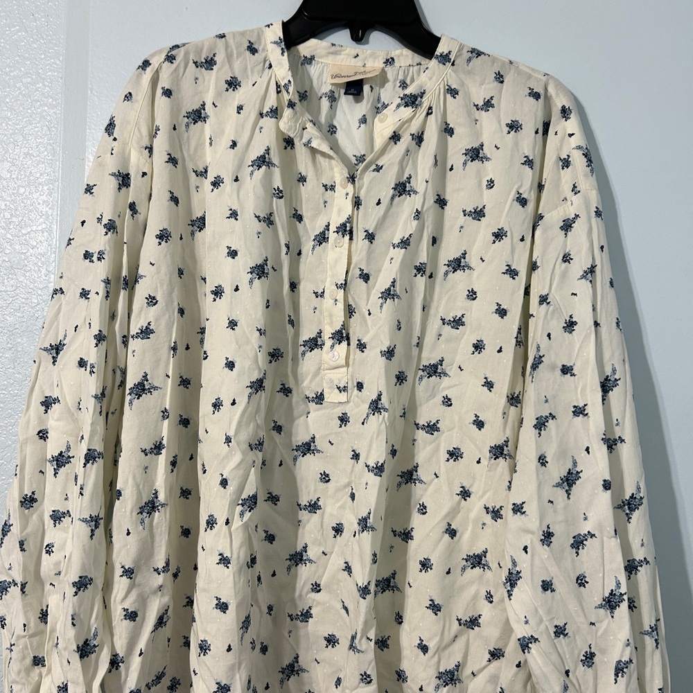 Universal Thread Cream top with Blue flowers XL